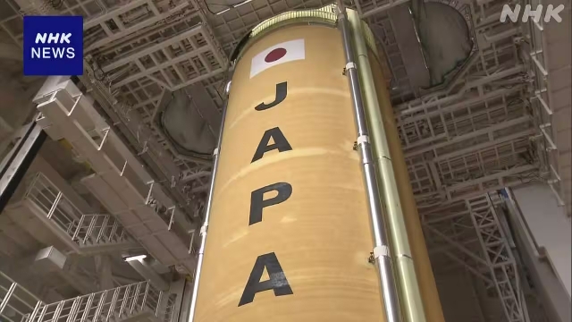 Unit utama roket H3 milik JAXA diperlihatkan kepada media di dalam gedung perakitan di Pusat Luar Angkasa Tanegashima.