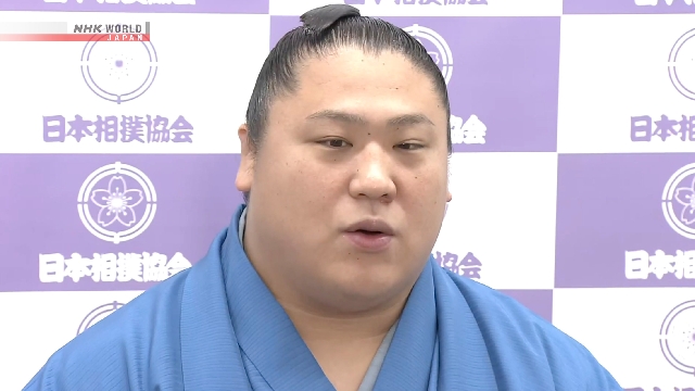 Pegulat sumo Wakatakakage merayakan kemenangan setelah menjuarai Turnamen Besar Sumo Mei.