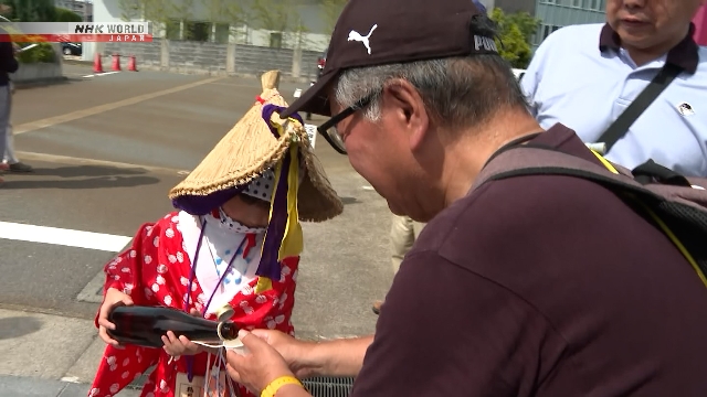 Warga Berpenampilan 'Bakemono' Bagikan Sake dalam Festival Tradisional di Yamagata