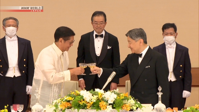 Kaisar Naruhito dan Permaisuri Masako bersama Presiden Ferdinand Marcos Jr. dan istri dalam jamuan makan malam resmi di Istana Kekaisaran Tokyo.