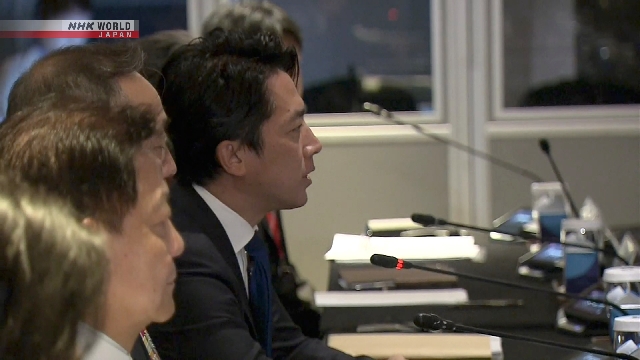 Menteri Pertahanan Jepang Koizumi Shinjiro dan Menteri Pertahanan Amerika Serikat Pete Hegseth saat melakukan pertemuan bilateral di Singapura.