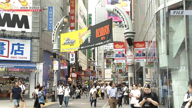 Suasana di kawasan populer Distrik Shibuya, Tokyo, yang kini memperketat aturan kebersihan melalui sanksi denda.