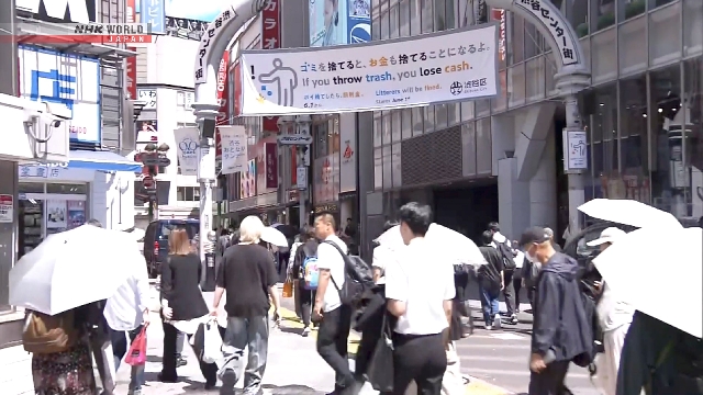 Suasana di kawasan populer Distrik Shibuya, Tokyo, yang kini memperketat aturan kebersihan melalui sanksi denda.