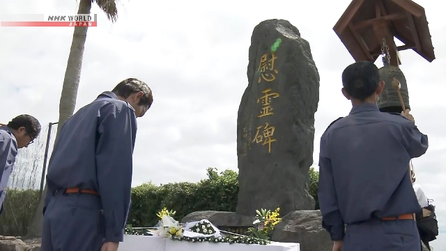 Warga Kota Shimabara memberikan penghormatan di monumen peringatan letusan Gunung Unzen.