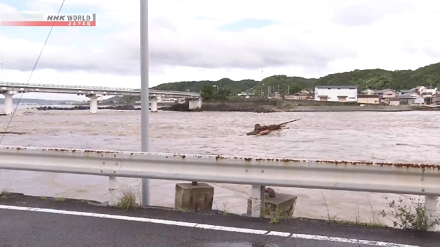 Aliran air Sungai Kozagawa di Prefektur Wakayama dengan latar belakang area pemukiman.