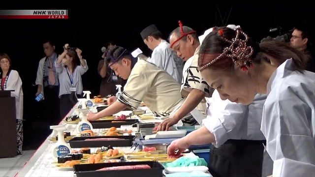 Deretan koki sushi sedang menyiapkan hidangan dengan cepat dalam sebuah kompetisi memasak di Kitakyushu.