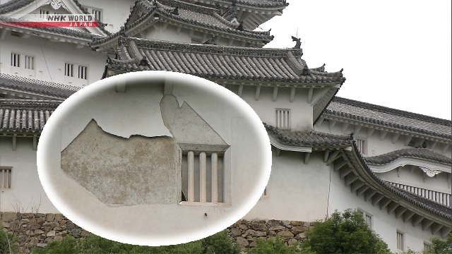 Detail dinding Kastel Himeji yang mengalami kerusakan akibat angin kencang.