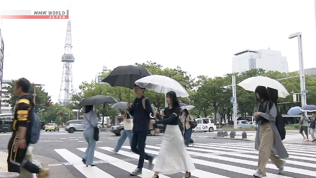 Suasana langit mendung dan hujan yang menyelimuti wilayah perkotaan di Jepang saat musim hujan dimulai.