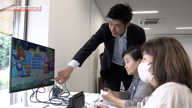 Warga lanjut usia di Jepang sedang mencoba bermain gim elektronik menggunakan pengontrol dalam sebuah kelas esports.