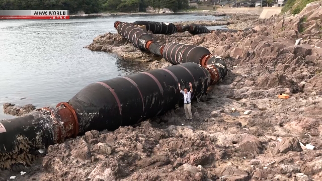 Selang pengerukan raksasa sepanjang 150 meter terdampar di pesisir pantai Kota Shika, Prefektur Ishikawa, Jepang.