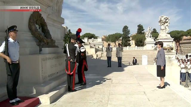 Perdana Menteri Jepang Takaichi Sanae saat meletakkan karangan bunga di Makam Prajurit Tak Dikenal di Roma, Italia.