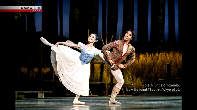 Penari balet dari National Ballet of Japan beraksi di atas panggung dalam sebuah pertunjukan tari.