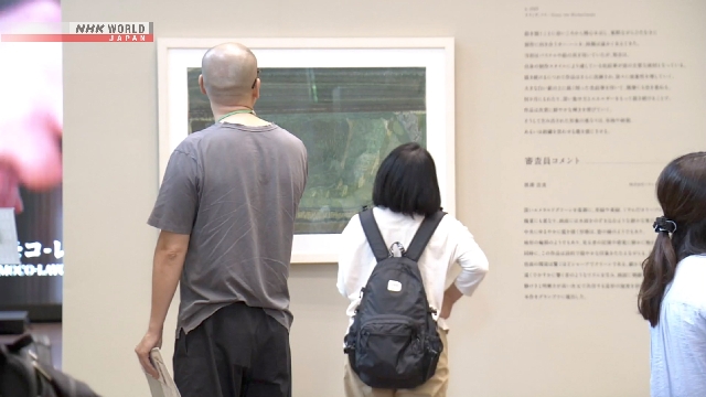 Karya seni ekspresif dengan pola warna-warni hasil karya seniman penyandang disabilitas yang dipajang di galeri Tokyo.