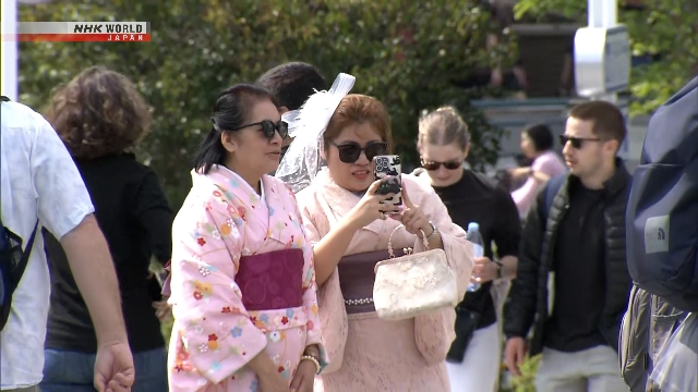 Kerumunan wisatawan mancanegara saat mengunjungi kawasan bersejarah di Jepang