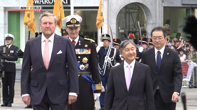 Kaisar Naruhito dan Permaisuri Masako dalam upacara penyambutan resmi sebagai tamu negara di Istana Kerajaan Belanda di Amsterdam.