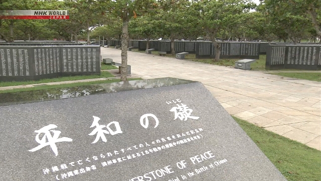 Pemasangan pelat batu berisi nama-nama korban Pertempuran Okinawa di monumen The Cornerstone of Peace.