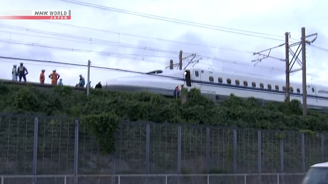 Kereta Tokaido Shinkansen berhenti di jalur dengan suasana stasiun di Jepang.
