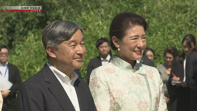 Kaisar Naruhito dan Permaisuri Masako menanam pohon sakura di sebuah taman di Belanda.