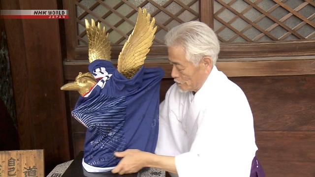 Pendukung Jepang berdoa di Okuda Shrine di Kota Toyama dengan seragam tim Jepang yang dipajang di aula pemujaan.