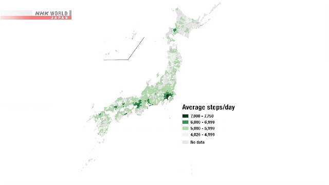 Seorang pejalan kaki melintas di area perkotaan di Jepang