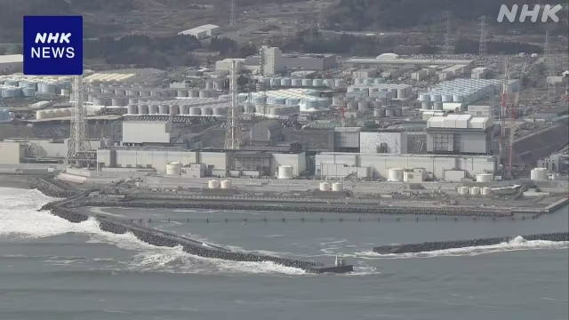 Pekerja membersihkan puing di bangunan reaktor No. 1 Fukushima Daiichi dengan peralatan kendali jarak jauh.