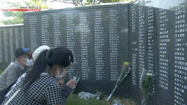 Orang-orang mengikuti upacara Hari Peringatan di Peace Memorial Park, Itoman, Okinawa.