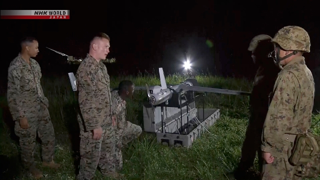 Personel Jepang dan Marinir AS mengikuti latihan drone malam di Pulau Tokunoshima, Prefektur Kagoshima.