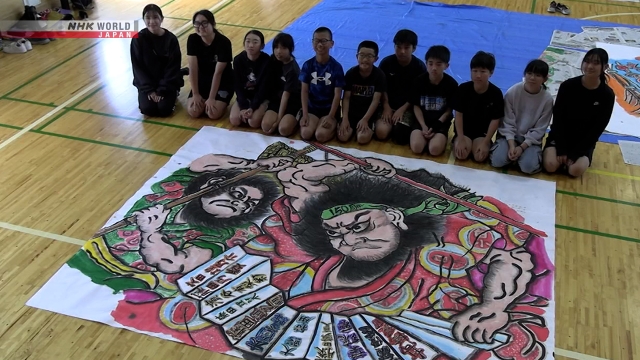 Siswa sekolah dasar di Aomori memberi sentuhan akhir pada lukisan untuk float Festival Neputa Hirosaki di gimnasium sekolah.