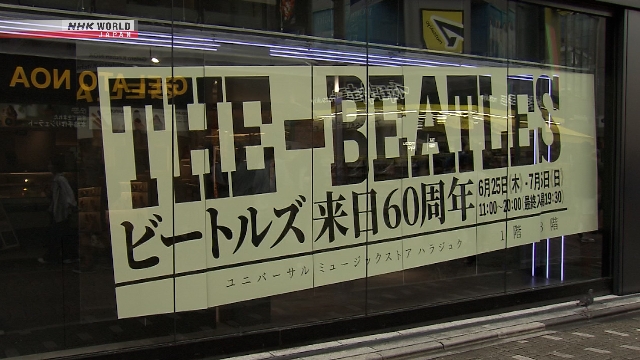 Tampilan toko pop-up The Beatles di Harajuku, Tokyo, dengan arsip tur Jepang 1966, foto-foto, dan area foto replika pesawat