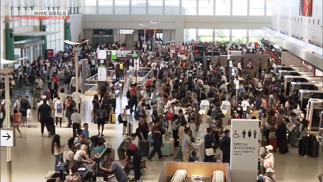 Pesawat di bandara Jepang saat badai tropis mendekati Okinawa