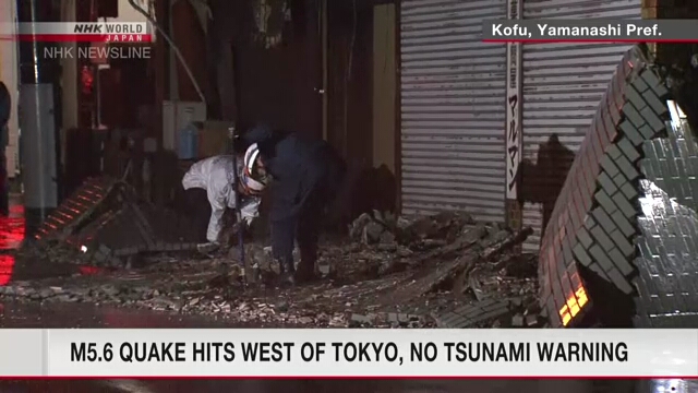 Petugas memantau situasi setelah gempa kuat mengguncang wilayah barat Tokyo dan Yamanashi.