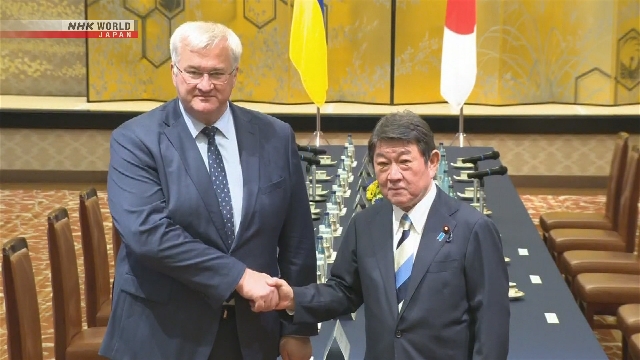 Menteri Luar Negeri Jepang Motegi Toshimitsu berbicara dengan Menteri Luar Negeri Ukraina Andrii Sybiha di Tokyo