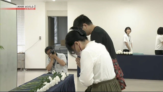 Suasana upacara doa dan peletakan bunga dalam peringatan korban bencana hujan 2018 di Kurashiki, Okayama.