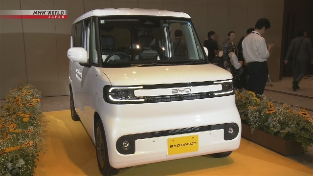 Model mobil listrik mini BYD yang diperkenalkan untuk pasar Jepang dalam konferensi pers di Tokyo