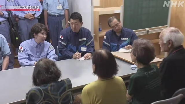 Perdana Menteri Takaichi Sanae meninjau kondisi pengungsi di tempat penampungan pasca-gempa di Kumamoto