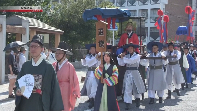 Peserta berpakaian utusan Korea dan samurai berbaris di jalanan Kota Tsushima, Prefektur Nagasaki