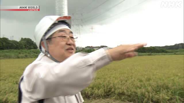 Kondisi jalanan di Prefektur Chiba yang tergenang aliran air deras akibat hujan lebat