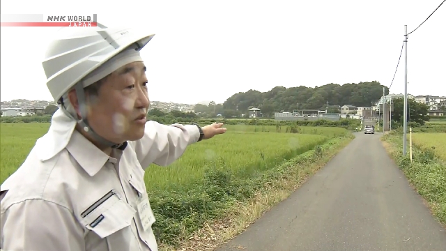 Kondisi jalanan di Prefektur Chiba yang tergenang aliran air deras akibat hujan lebat
