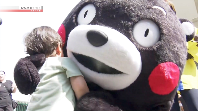 Maskot Kumamon menghibur anak-anak dan warga di lokasi pengungsian pascagempa Kumamoto