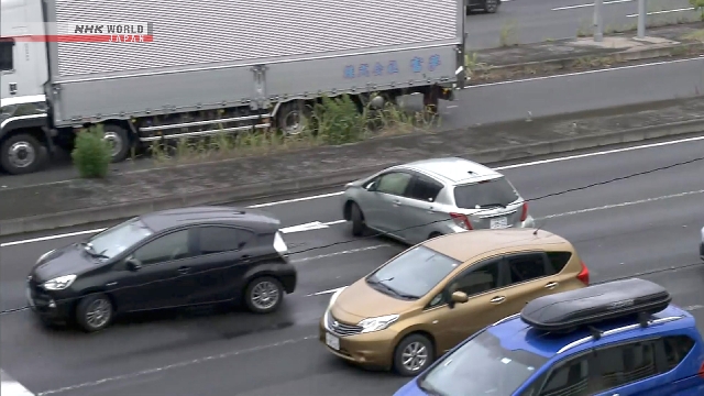 Deretan kendaraan yang terendam banjir dan ditinggalkan di bahu jalan di Prefektur Chiba, Jepang