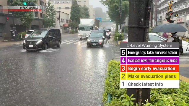 Kondisi jalanan dan langit berawan saat hujan deras mengguyur wilayah Tokyo