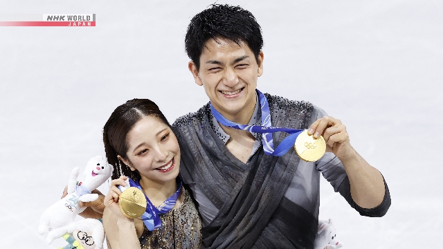 Kihara Ryuichi berlutut di arena es sambil mempersembahkan cincin pertunangan kepada Miura Riku