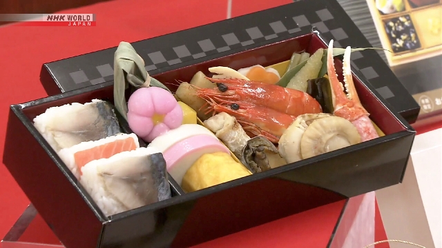 Sajian aneka hidangan tradisional osechi Tahun Baru di toserba Jepang