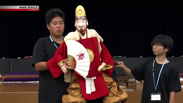 Anak-anak sekolah dasar belajar menggerakkan boneka tradisional Awaji Ningyo Joruri di Minamiawaji, Hyogo