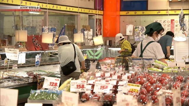 Warga mengantre di depan supermarket yang kembali beroperasi di Kota Yatsushiro, Prefektur Kumamoto pascagempa