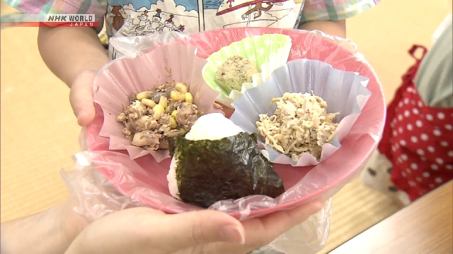 Keluarga di Jepang Berlatih Menyiapkan Makanan Saat Bencana