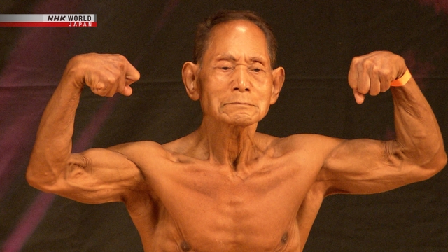 Kanazawa Toshisuke saat memperagakan pose di panggung kompetisi binaraga di Hiroshima, Jepang