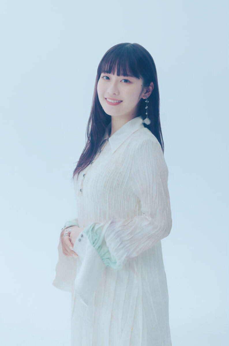 Tomori Kusunoki tersenyum dalam sebuah acara terkait anime.