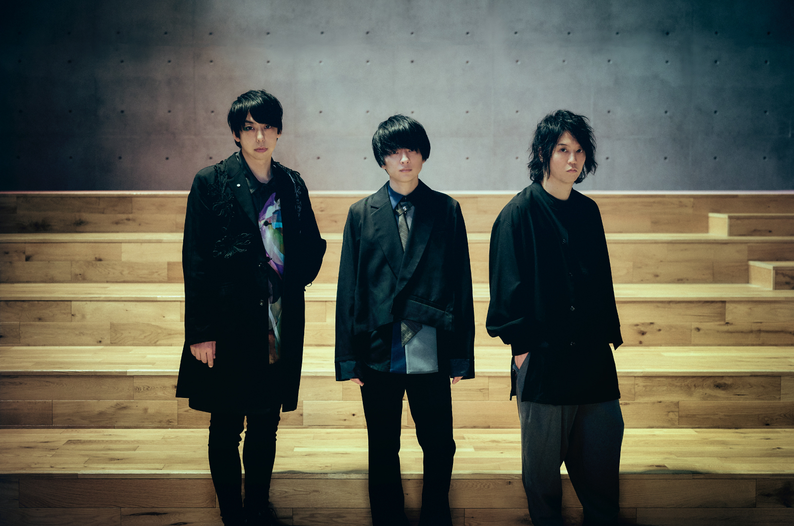 Grup band rock asal Jepang Unison Square Garden yang dikenal lewat lagu tema berbagai anime populer.